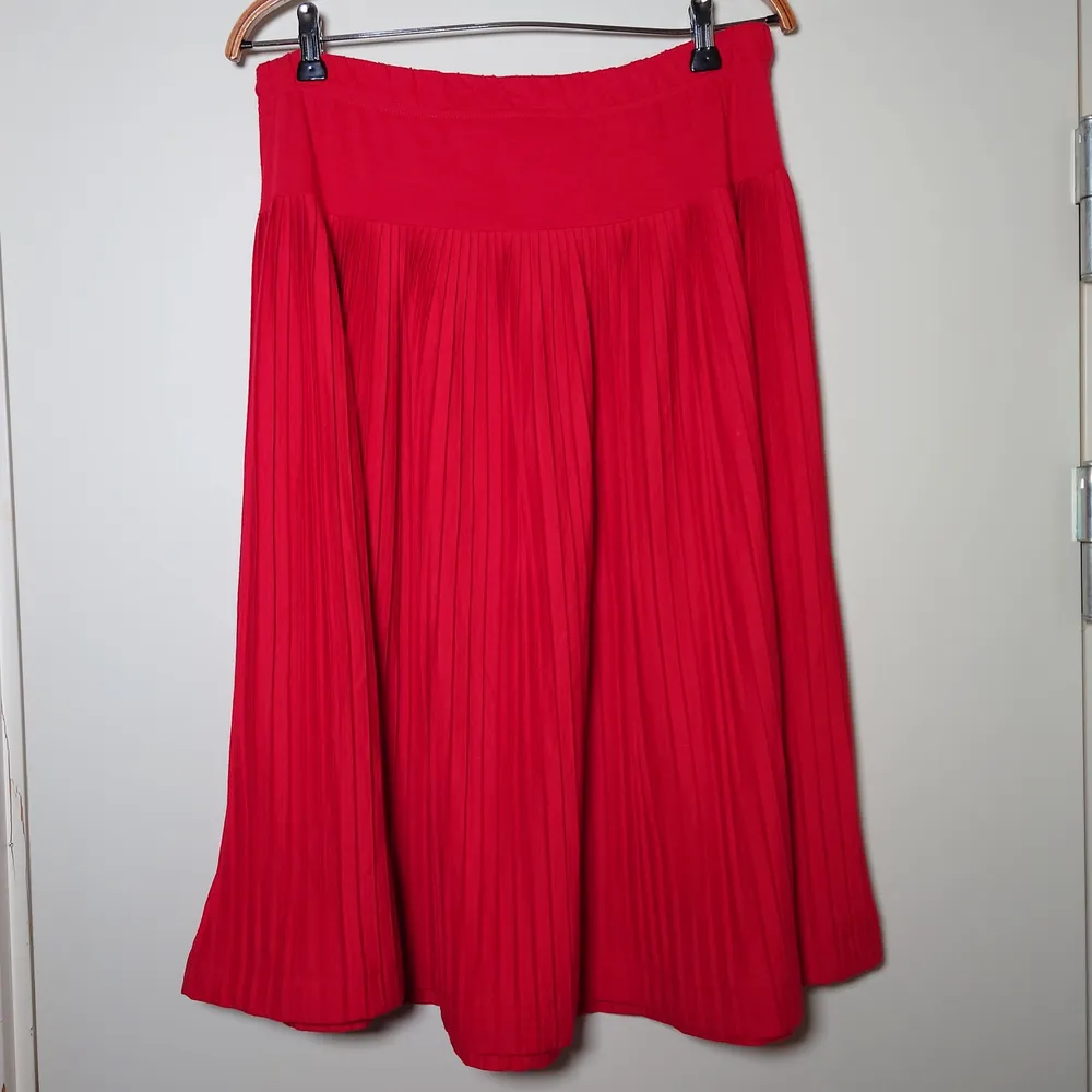Röd, äldre, klockad kjol med resår. Märkt som 38/40 men är som en L🌻. Kjolar.