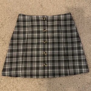 Rutig kjol - Rutig kjol med knappar från Monki, nyskick då den inte kommit till användning 🏁