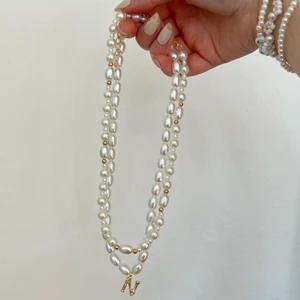 Halsband  - Finns på JULIDESIGN på Instagram, går även att beställa här, ett set för 149kr. Annars 89kr/st. Smyckena är handgjorda! Vi gör smycken utifrån ditt önskemål och även dina mått 😍