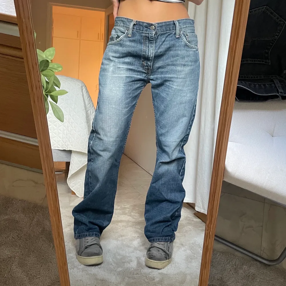 EJ SÅLDA❤️fel på annonsen. Lågmidjade jeans från Levis för 250 kr🦋🦋🦋76 innebenslängd ,  85 cm midjemått. Jeans & Byxor.