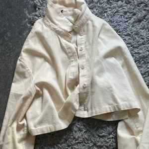 jacka - säljer denna jacka köpt på h&m! ganska tunn och passar perfekt till vår eller höst. ganska kort i längden.