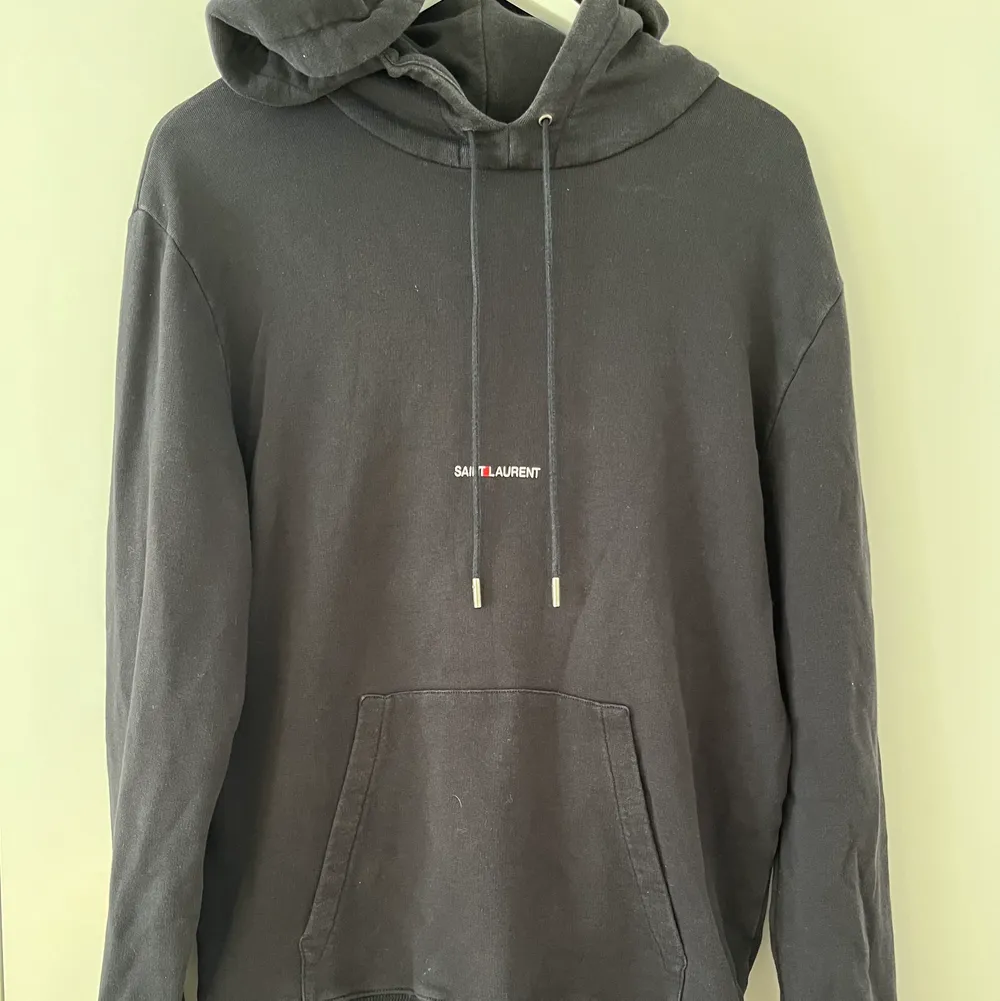 En trevlig hoodie från Saint Laurent jag säljer. Ett av mina finare plagg men som jag ändå bara har använt ett fåtal gånger. Nu letar den en bättre ägare! Köpt för 6000:-. Priset kan diskuteras. Storleken är M men den är Oversized.. Hoodies.