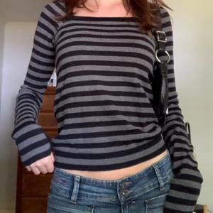 Randig tröja - Långärmad grå/svart randig tröja med fyrkantig urringning från Esprit! Söta knappdetaljer på ärmarna och vid halsen ❤️‍🔥