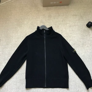 Stone island  - Säljer nu min stone island zip up från 2002 så den är svår att få tag i och den är i väldigt bra skick. Skick 8,5/10  Den är i storlek M men passar S/M.
