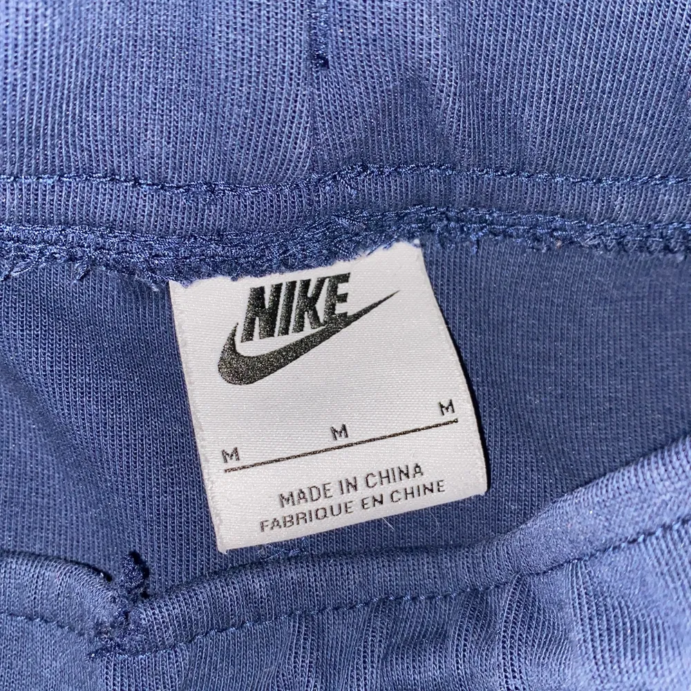Jag säljer mina Nike byxor för att jag vill skaffa en annan färg! Dom är i skit bra skick, och inte så användbara (2-3 gnr) . Jeans & Byxor.