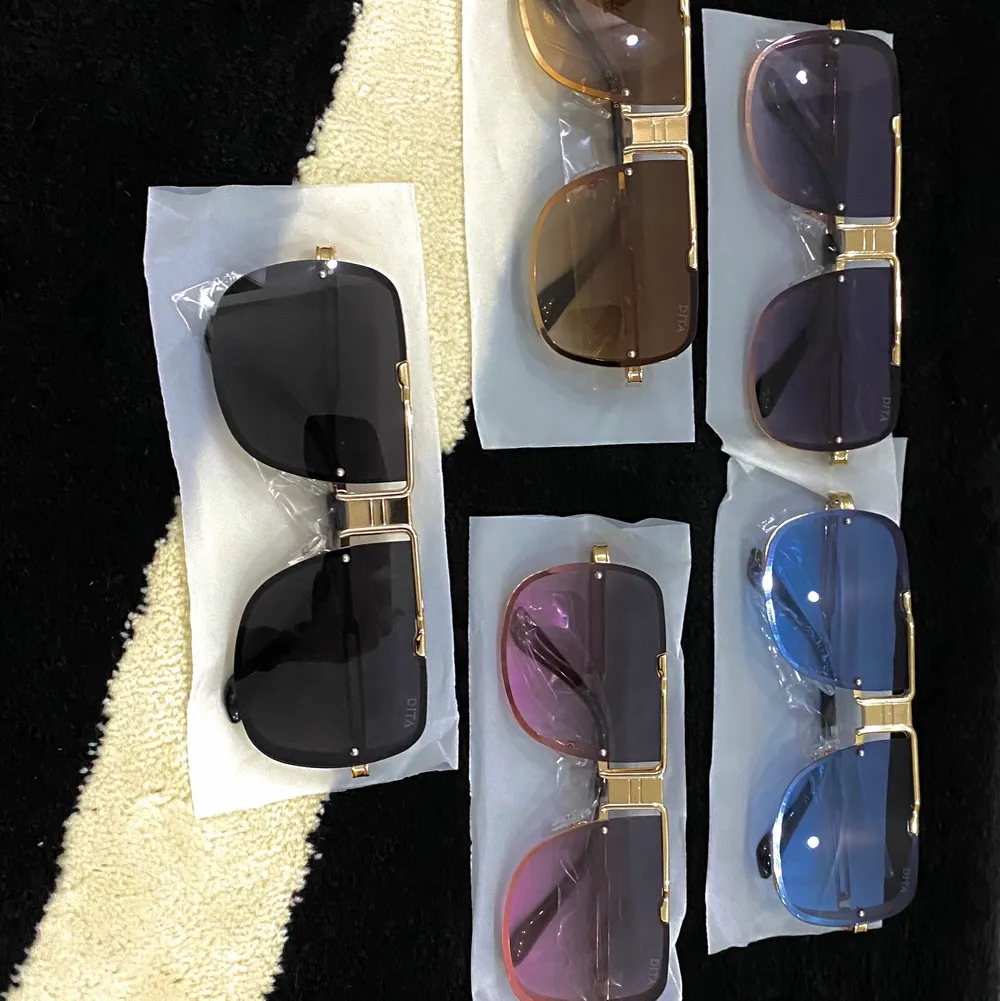 Helt nya oanvända i paket solglasögon i riktigt bra kvalite. Finns i flera färger. . Accessoarer.