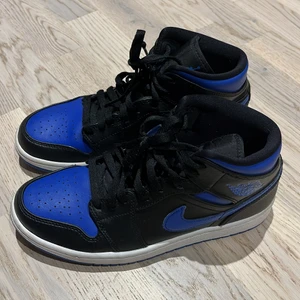Jordan 1 hyper royal - säljer mina super snygga jordan 1 då de inte kommer till användning längre. Använda fåtal gånger och är i princip i nyskick. Pris går att diskuteras, köparen betalar frakt:)  köpta för 2000, jag säljer dem för 1000☺️