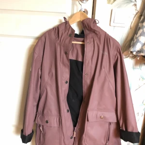 Regnkappa - Gullig regnkappa med huva i gummi💕 Tyvärr för liten för mig