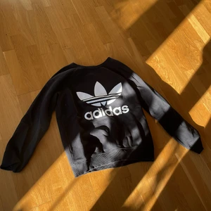 Adidas Tjocktröja Sweatshirt Strl M - Svart tjocktröja ifrån adidas. Köparen står för frakt.