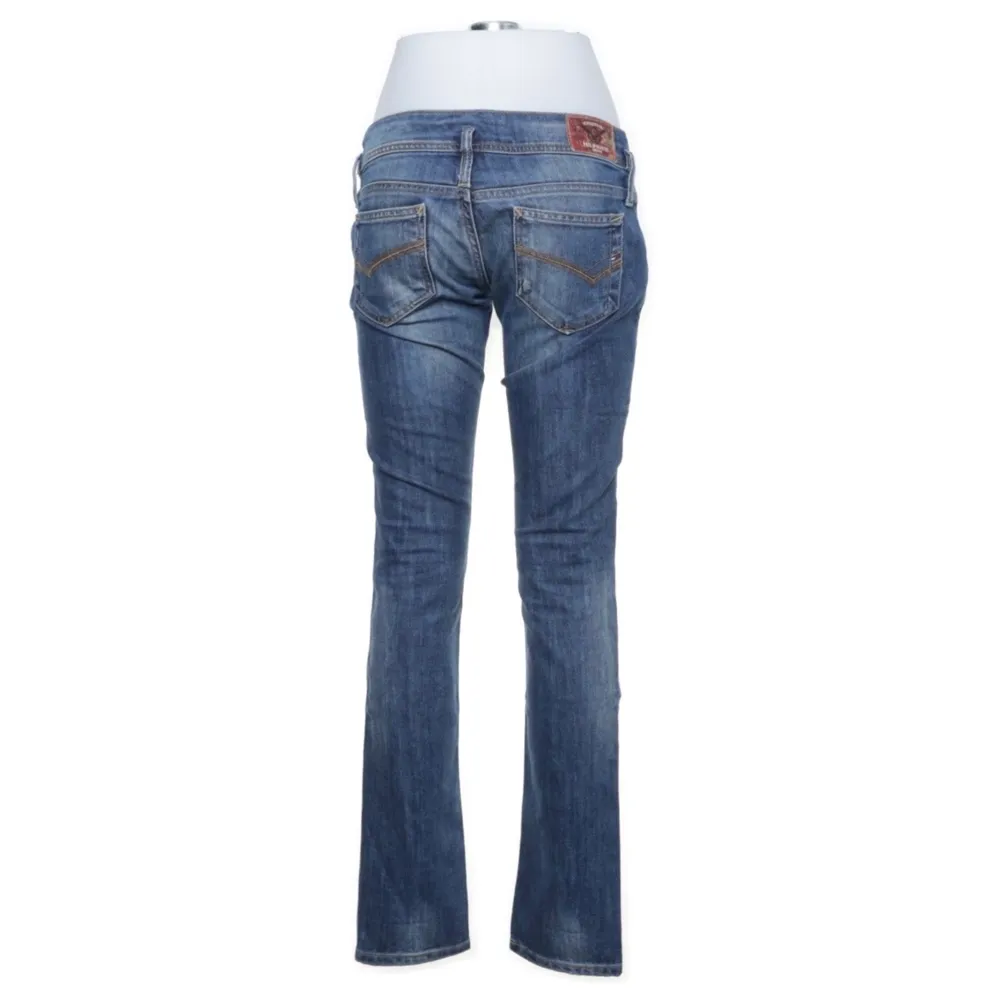 Lågmidjade Tommy hilfiger jeans, köpta på sellpy för 360 kr, säljer för att de inte kom till användning . Jeans & Byxor.