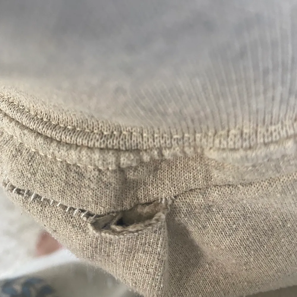 Sweatshirt med ”vintage” tryck i strl XS. Fint skick, dock ett litet hål vid högerarmen men inget som man tänker på. Kan även fraktas.. Tröjor & Koftor.