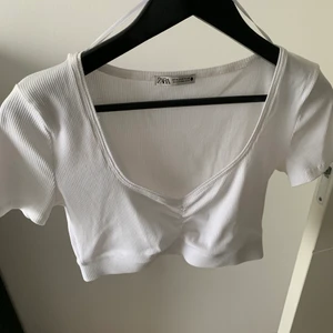 Kort topp - Kort topp från Zara. Endast använd 1 gång 