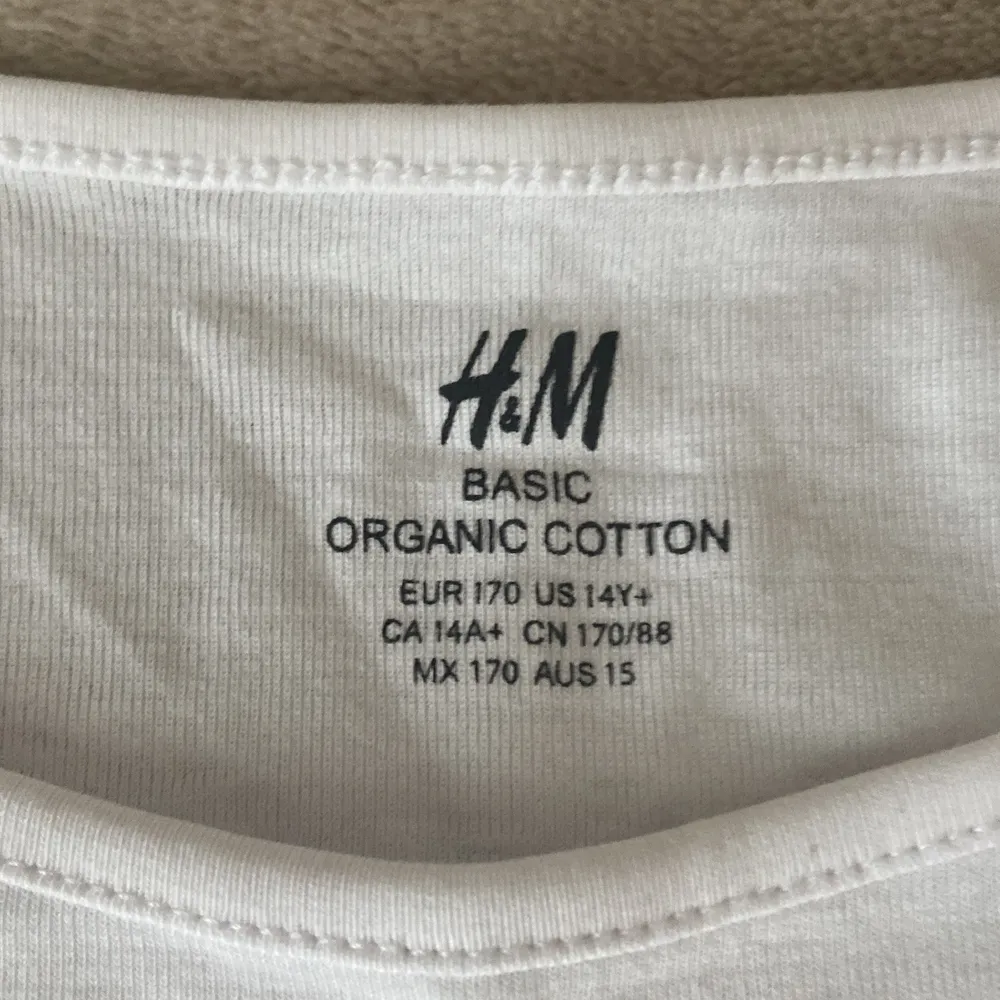 Vit basic långärmad tröja från h&m. Använt ett par gånger så den är i bra skick. . Tröjor & Koftor.