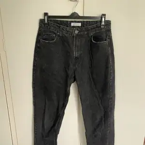 Jätte sköna mom jeans! Lite åt det lågmidjade hållet!  Köparen står för frakt och inga returer💋