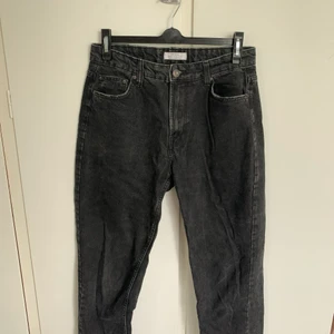 Svarta momjeans! - Jätte sköna mom jeans! Lite åt det lågmidjade hållet!  Köparen står för frakt och inga returer💋