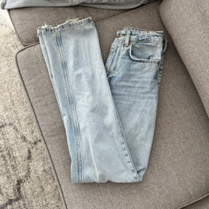 Blåa jeans  - Vi säljer dessa raka blåa jeansen med slits. De är från ”bikbok” och är som nya förutom att de har lite slitningar längst ner 💖