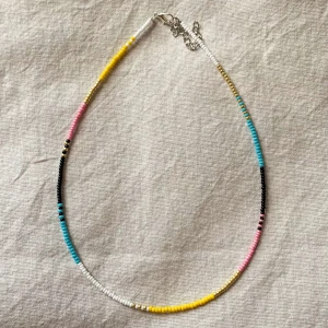 Pärlat halsband  - 46kr gratis frakt⚡️ Halsbandet är inspirerat från serien ”The summer I turned pretty”☀️ Alltså Bellys everyday necklace🍉