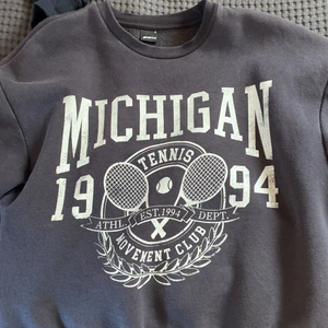 Sweatshirt  - Jättefin sweatshirt från Gina💘 bra skick och inga fläckar💘