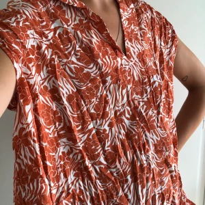 Kortärmad blus, Arket  - En kortärmad blus från Arket. Skönt och luftigt material. Säljer pga aldrig använt den sedan jag köpte den, därav god kvalitet, prislappen sitter kvar. Behöver en omgång med strykjärnet, men det är ju lätt fixat. Priset kan diskuteras. 