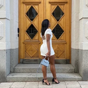 Klänning från Zara - Vitklänning från Zara! Endast använd 1 gång (bilderna) därav fortfarande bra skick! Storlek M ingen stretch. Köpt för 359kr säljer för 200kr inklusive frakt 🤍