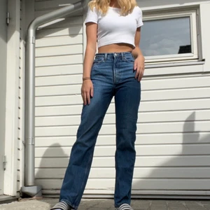 Weekday jeans - Jeans från weekday i modellen ”rowe” storlek 25/32. Använda en del, men har inga defekter och är fortfarande i väldigt bra skick💓
