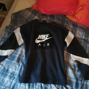 Nike Air Sweatshirt - Nike air sweathirt storlek M/L passar mig som brukar ha storlek M och är i bra skick.