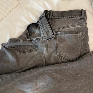 DAY jeans - Knappt använda , köpt för nästan 1000kr❤️  högmidja med vida ben