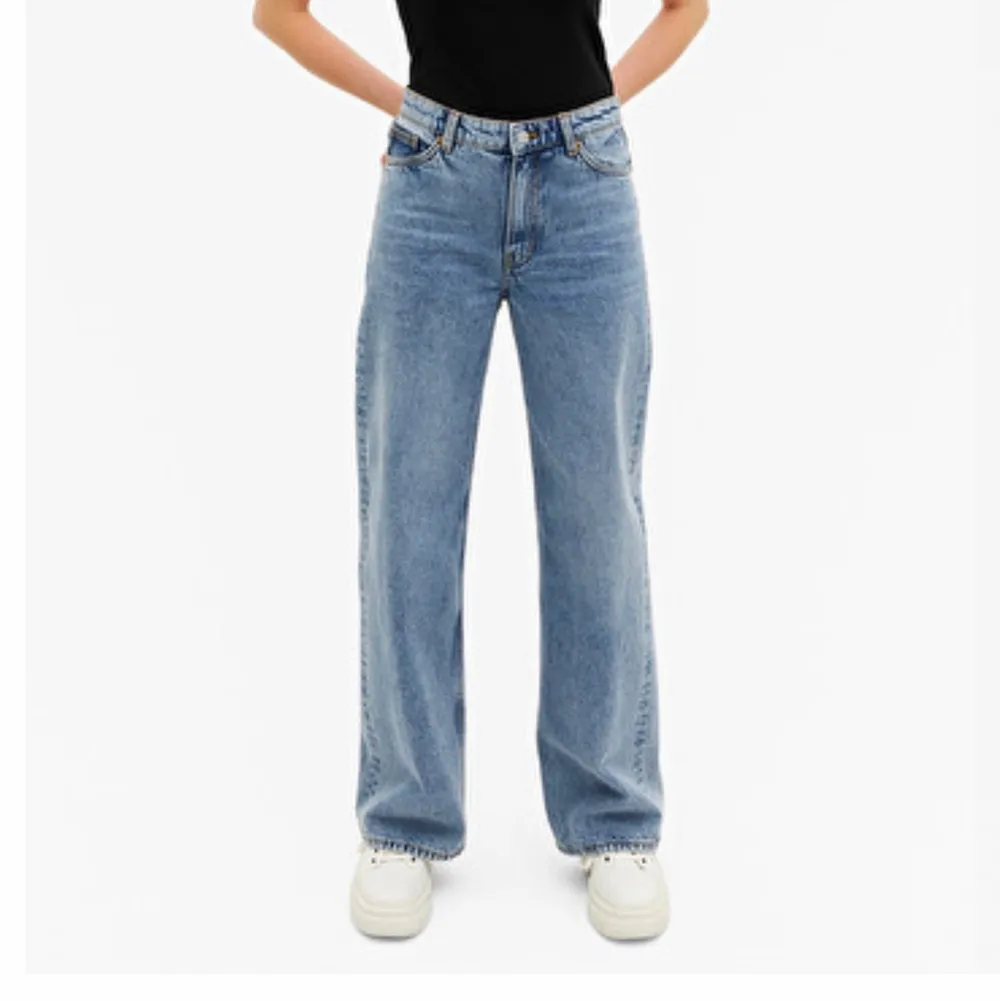 Säljer mina ”Yoko Mid Jeans” från Monki i färgen ”Mid blue”. (Storlek 26) !Jeansen har blivit ”slitna” vid inre låren! Jag är 172cm och de passar perfekt i längden🥰 Vill du ha fler bilder/har någon fråga är det bara att kontakta mig❤️ . Jeans & Byxor.