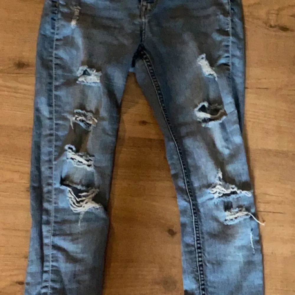 Ett bar ganska använda skinny jeans från H&M i en mjukt material så det känns knappt som Jens, färger på det vita i mitten av hålen ör lite gråt men nästan inget man märker av!  ⚠️ PÄLSDJUR K HEMMET⚠️. Jeans & Byxor.