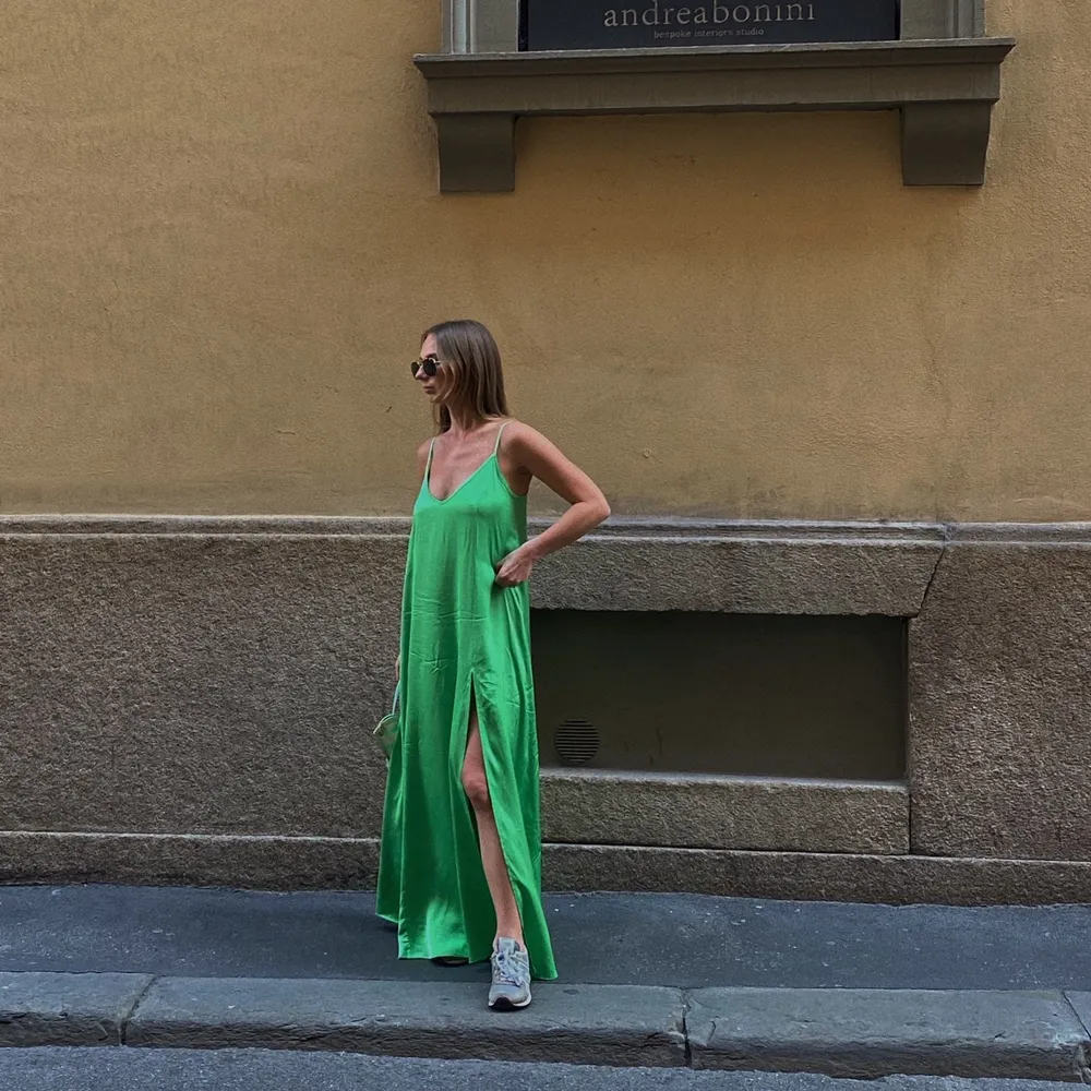 Säljer en helt fantastisk grön slipklänning köpt i Italien. Har använt endast 2 gånger. Köp innan jag ångrar mig🥲🥲   Nypris: 850. Klänningar.