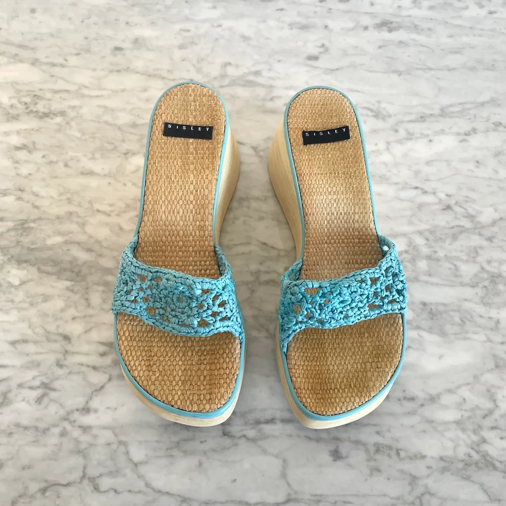 Vintage Sisley Y2K 00s 90s platform wedges / sandals / floral crochet mules. Lightweight cork. One side of the crochet strap was a bit distressed. Fixed now and seem stable,  no guarantee on that though. Label missing, but fits best size 37 imo. No return. Skor.