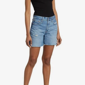 Jeans Shorts - Levis 505 shorts i strl 29. Säljer då de är lite stora i midjan på mig men annars är de helt perfekta.🌸🌸🌸