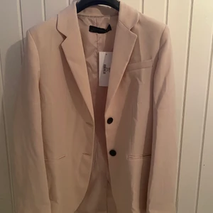 Blazer - Beige blazer från Chiquelle i storlek 36. Helt oanvänd med prislapp kvar.