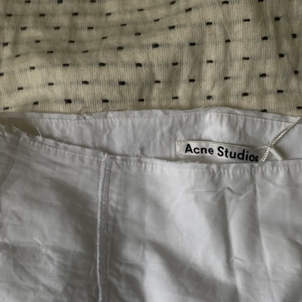 Vit kort Acne Studios kjol med fina detaljer. Gott skick, näst intill oanvänd :)  . Kjolar.