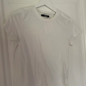 T-shirt - Vit basic t-shirt från bikbok