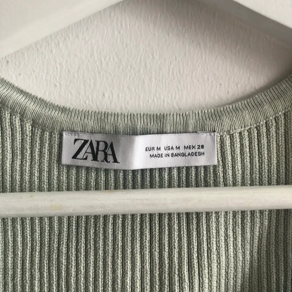 Ljusgrön topp från Zara i fint skick och tjockare material. Passar storlek s/m. Går att knäppa för mindre urringning eller djupare.. Toppar.