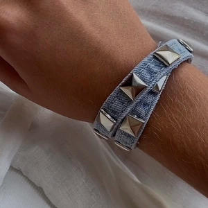 Nitarmband i jeanstyg  - Skit snygga nitarmband i jeanstyg! Görs efter beställning. INGET MÄRKE!! Köparen står för frakt (29kr)