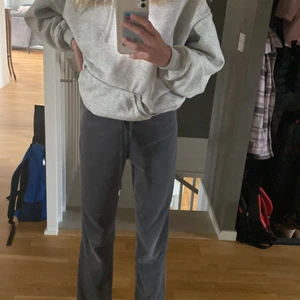 Grå mjukisbyxor från Gina Tricot - Väldigt fina mjukis byxor, användt fåtal gånger! Tvättas såklart innan dem skickas!