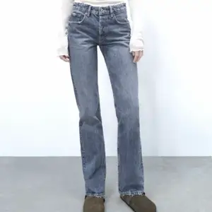 Superfina slutsålda jeans från Zara med raka, långa ben och medel midja! 
