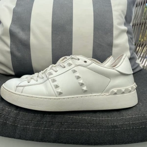 Valentino sneakers - Valentino sneakers i strl 38,5. Jag har vanligtvis 38. Använda men ser utvändigt väldigt fina ut. Insidan har däremot defekter. Garanterat äkta! Låda och äkthetsbevis ingår. ✨