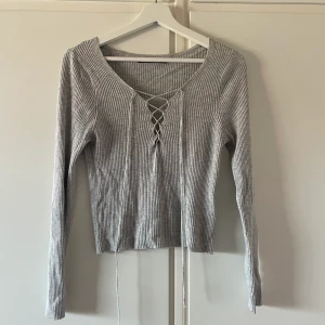 Topp - Topp med snörning, från bik bok. Går att pruta 