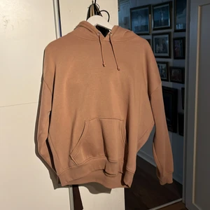 Brun hoodie  - Hej säljer denna bruna hoodiens från bikbok, storlek M❤️