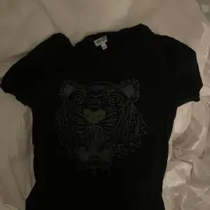 Säljer en kenzo t shirt dp den inte används längre 