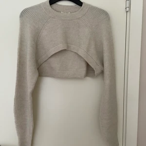 Tröja  - Säljer en tröja från hm. Fint skick (använd 1 gång) Skriv vid frågor eller fler bilder. 