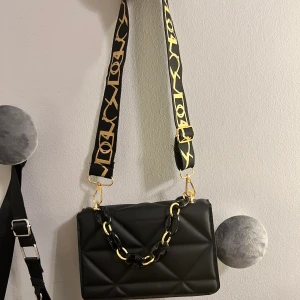 väska - väska från shein, aldrig använd där jag inte tyckt de varit min stil men den är jätte fin, fint skick.