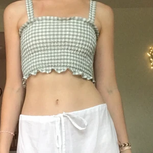 Grönt & vit-rutigt linne - Väldigt stretchigt & enkelt linne. Passar de med mindre byst (xs-s). Perfekt att ha till sommar, vår eller under en kofta till höst & vinter  Kan mötas upp i Stockholm innerstad eller så står köparen för frakt 