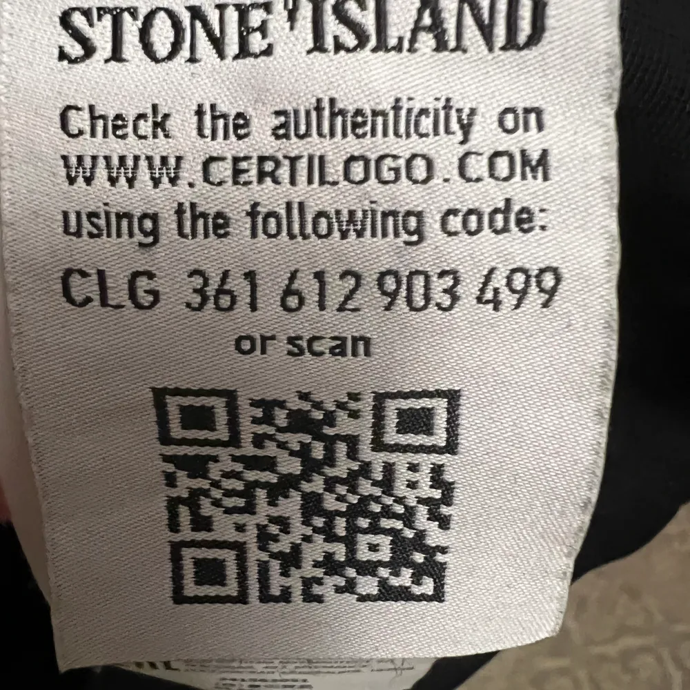 Säljer min Stone island sweatshirt för att den e för liten för mig köpte den för 2300 på Stone island butiken i sthlm men jag säljer den för 1200kr kan sänka priset när de är snabb affär, Storlek är L men passar M . Tröjor & Koftor.