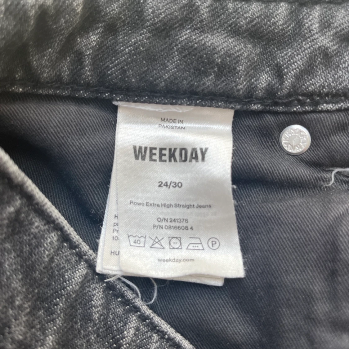 Mörkgråa jeans från weekday i strl 24/30 - 91