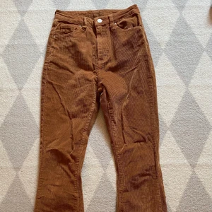 Manchester byxor 🍂 - Perfekta till hösten, både färgen & materialet 🫶🏼 Är i storlek S, men passar mig som har storlek 32 i byxor. Hasselnötsfärgade/mörk orange. Använda vid ett tillfälle. Köpt på shein för 250.