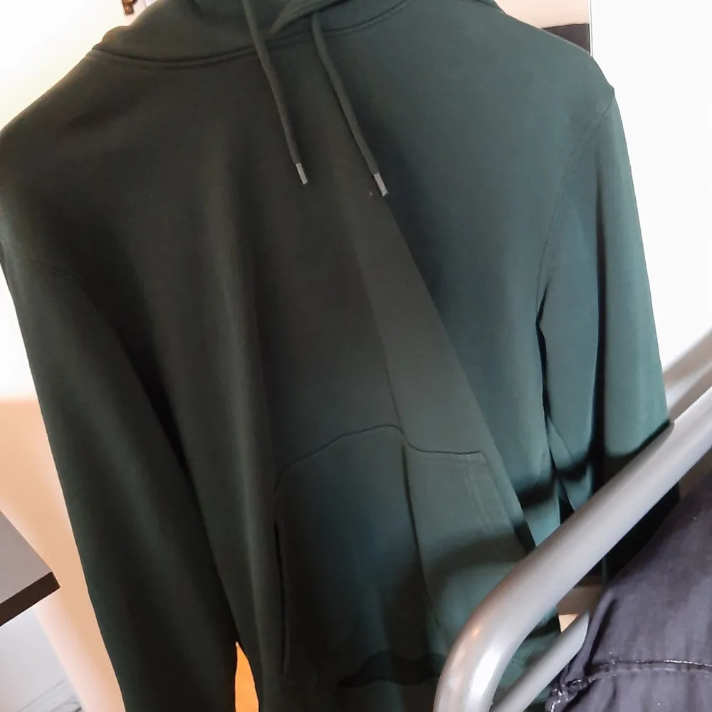 Säljer en grön Weekday hoodie i Storlek S. Knappt använd  Kan mötas upp i Göteborg!. Hoodies.